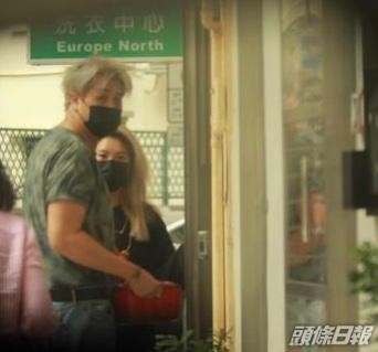 接着再一同登上一幢舊樓。